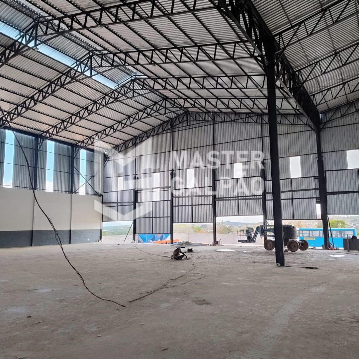 Galpão de 1.680m² com 5 Docas