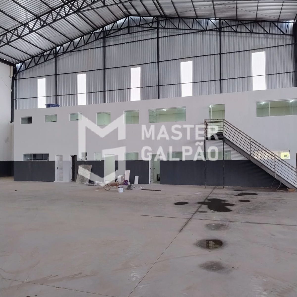 Galpão de 1.680m² com 5 Docas