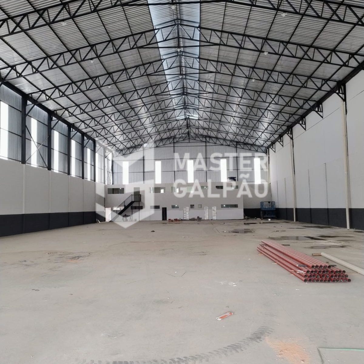 Galpão de 1.680m² com 5 Docas