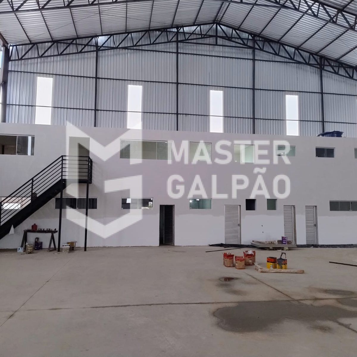Galpão de 1.680m² com 5 Docas
