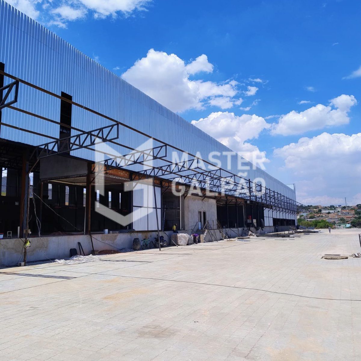 Galpão de 1.800m² com 8 Docas