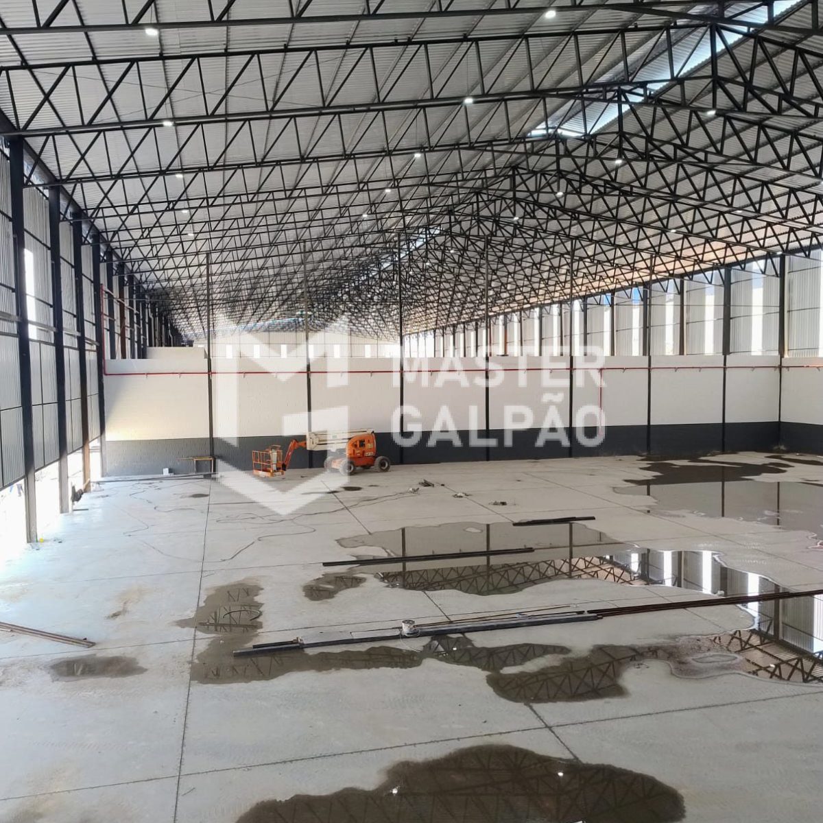 Galpão de 1.800m² com 8 Docas