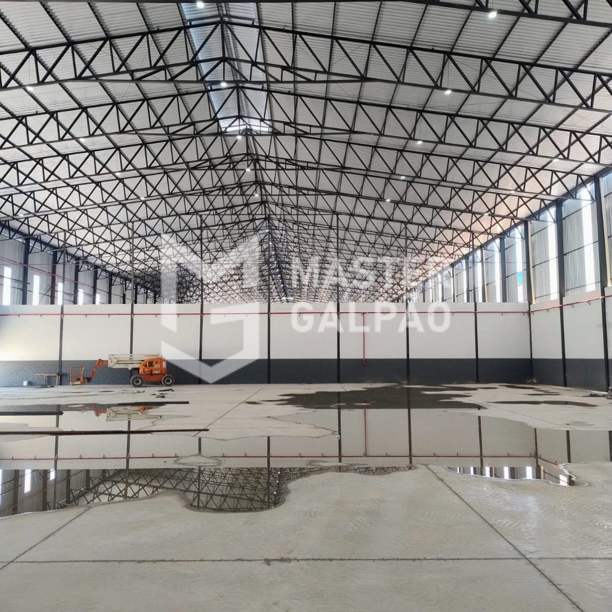 Galpão de 1.800m² com 8 Docas
