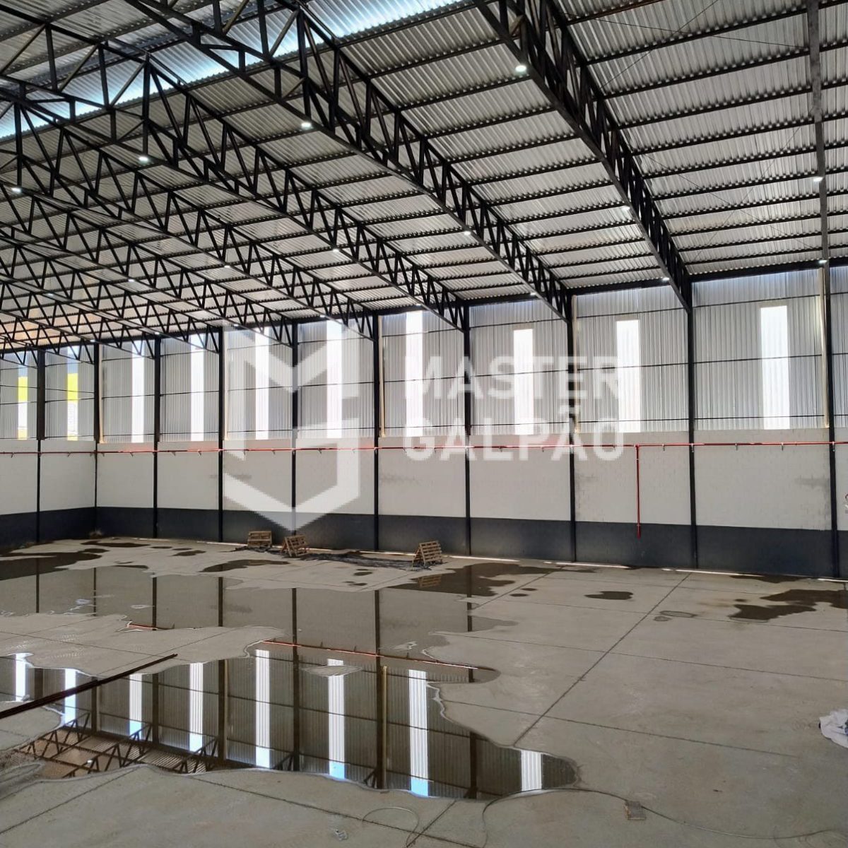 Galpão de 1.800m² com 8 Docas