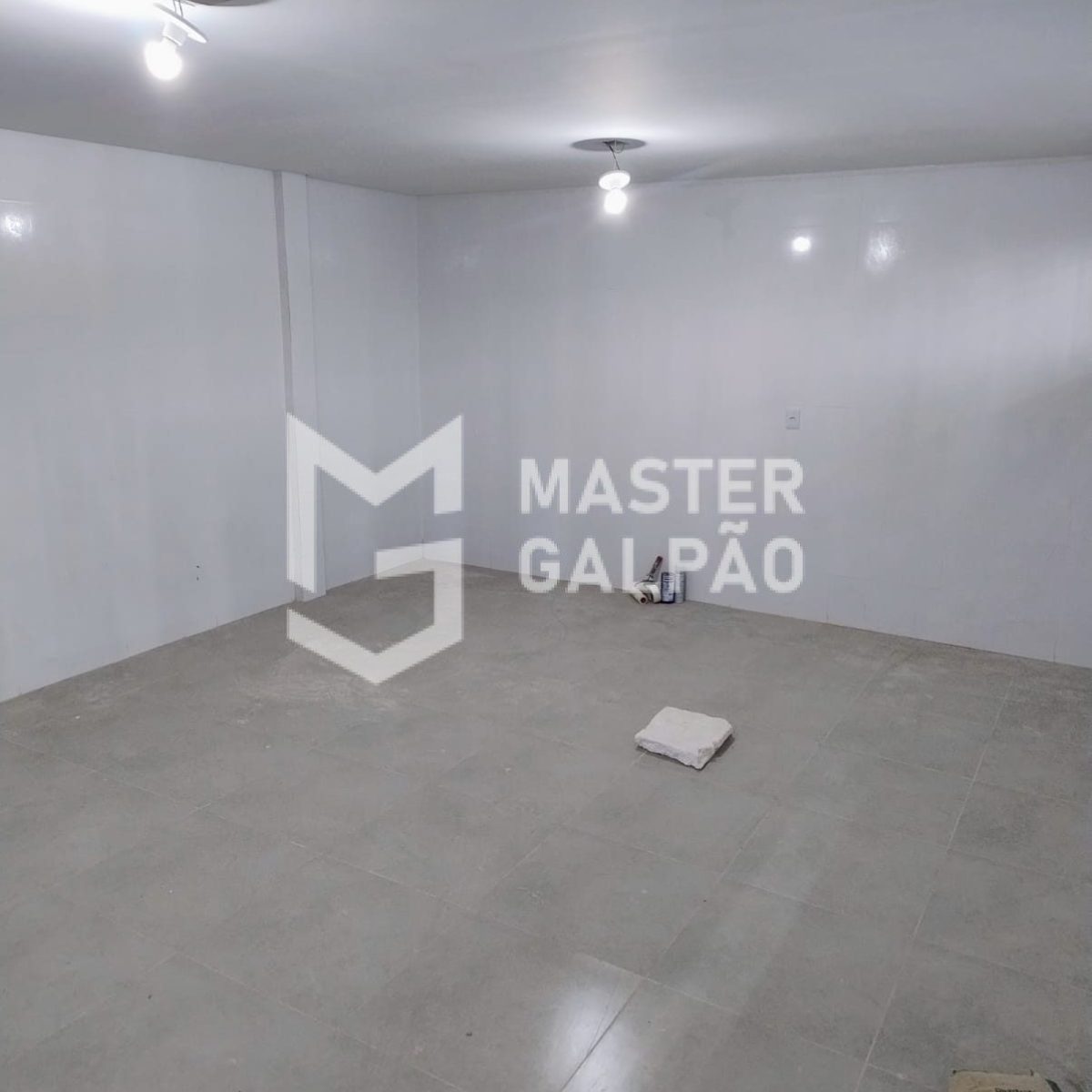 Galpão de 1.800m² com 8 Docas