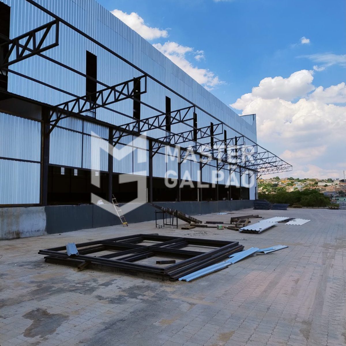 Galpão de 1.800m² com 8 Docas