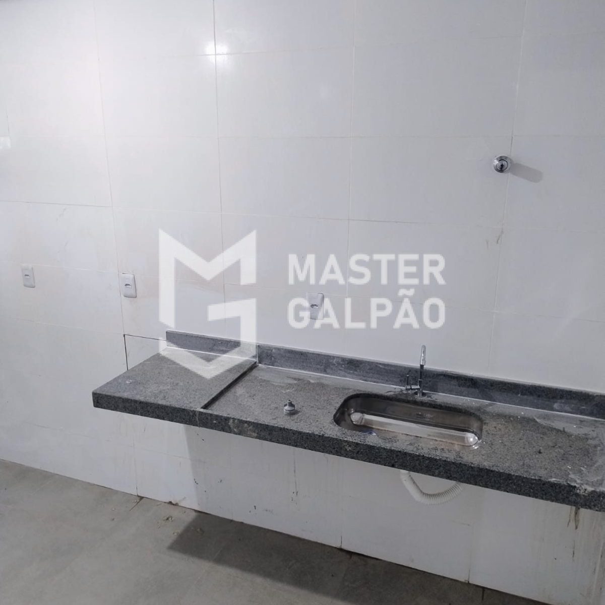 Galpão de 1.800m² com 8 Docas