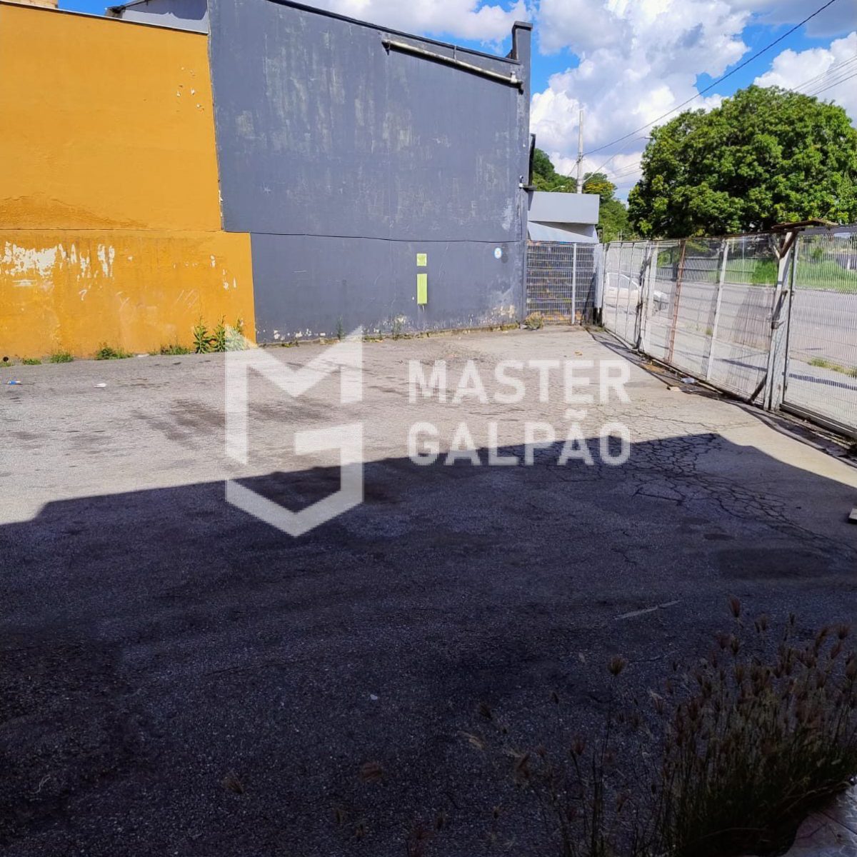 Galpão de 440m² com Doca para 2 Carretas