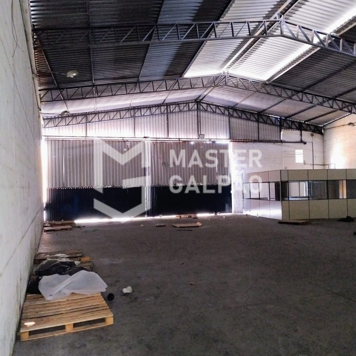 Galpão de 440m² com Doca para 2 Carretas