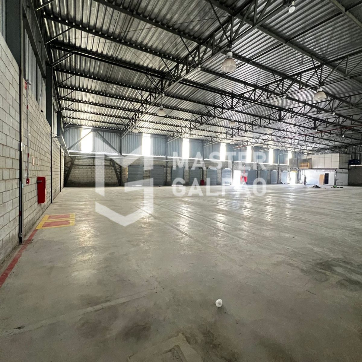 Galpão de 1.300m² + 3.500m² de Pátio