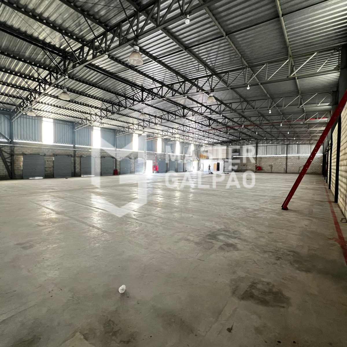 Galpão de 1.300m² + 3.500m² de Pátio