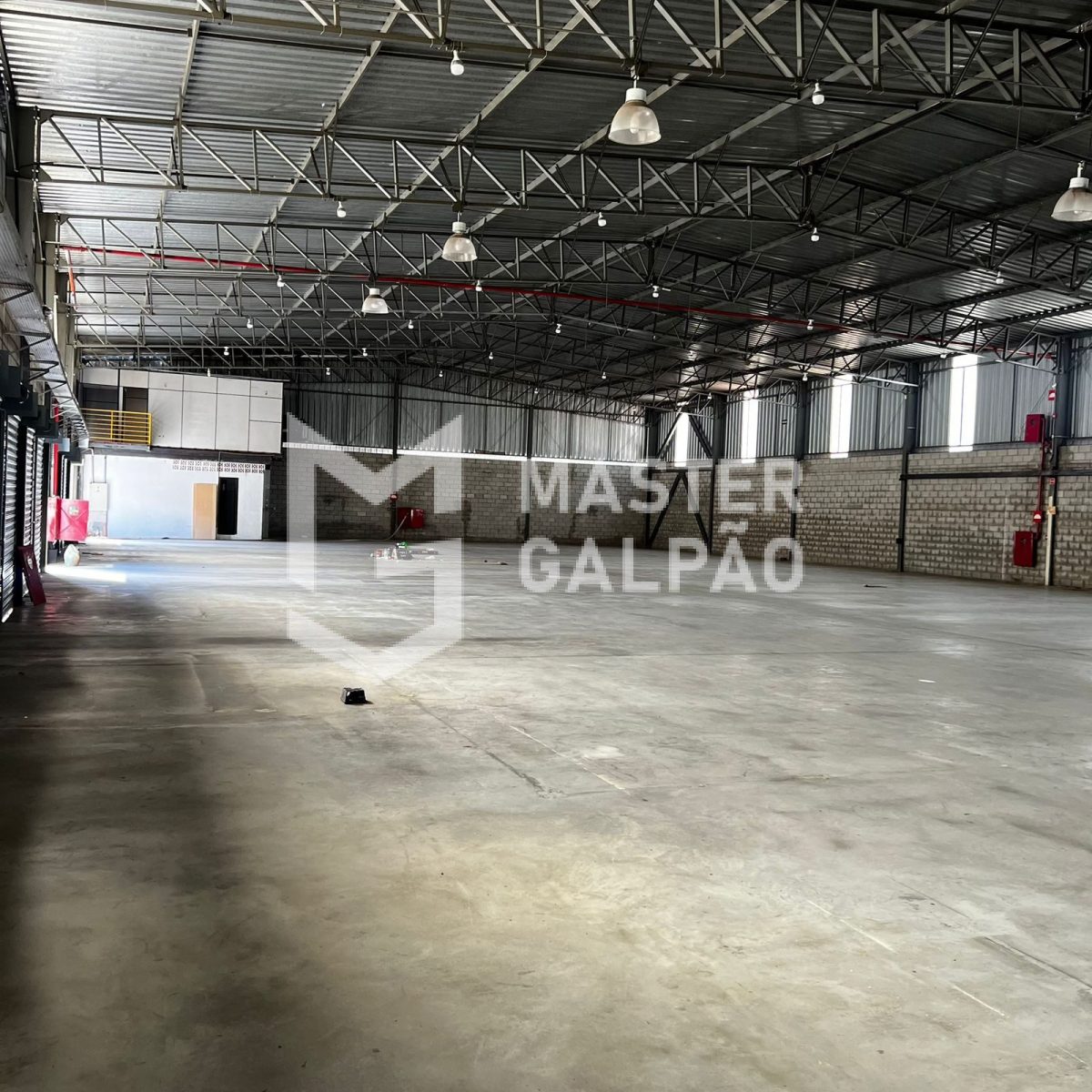 Galpão de 1.300m² + 3.500m² de Pátio
