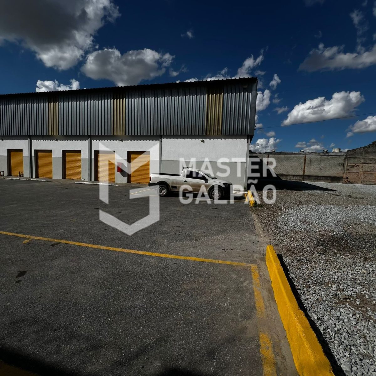 Galpão de 1.300m² + 3.500m² de Pátio