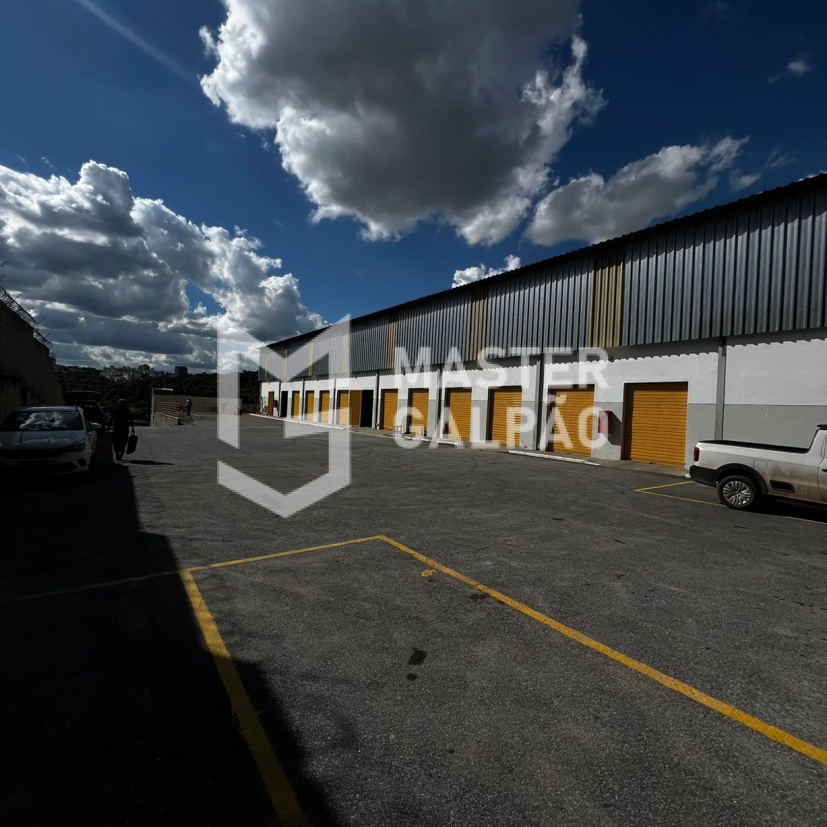 Galpão de 1.300m² + 3.500m² de Pátio