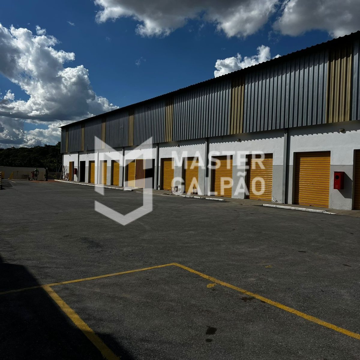 Galpão de 1.300m² + 3.500m² de Pátio