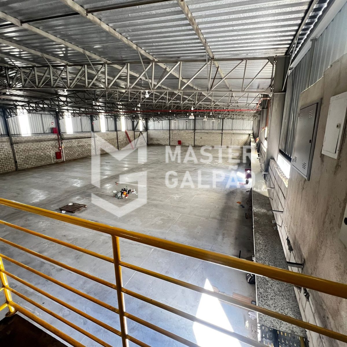 Galpão de 1.300m² + 3.500m² de Pátio