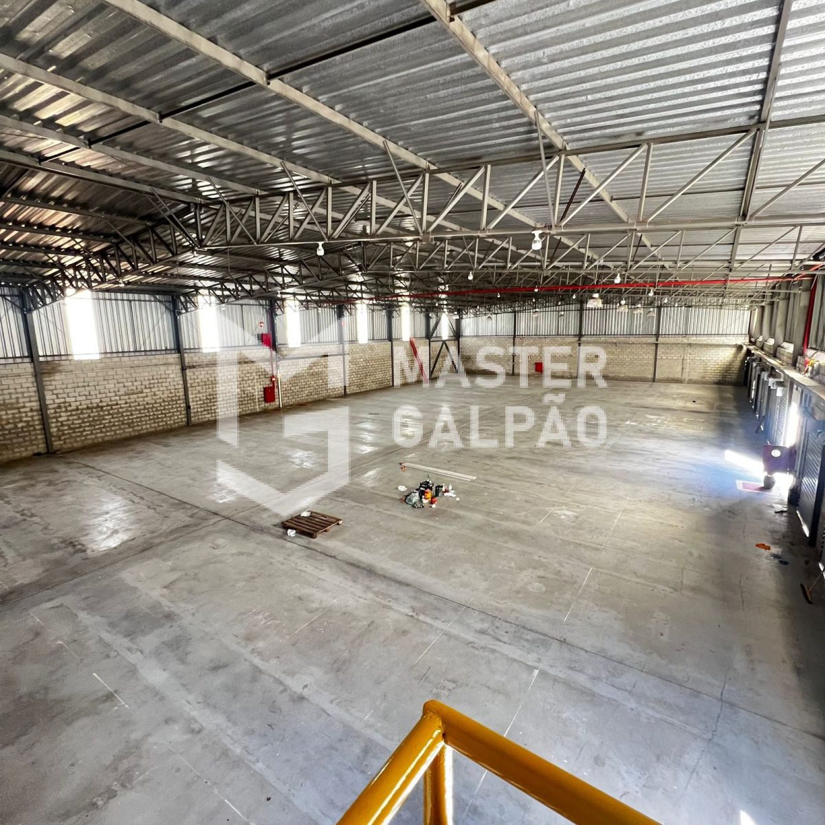 Galpão de 1.300m² + 3.500m² de Pátio