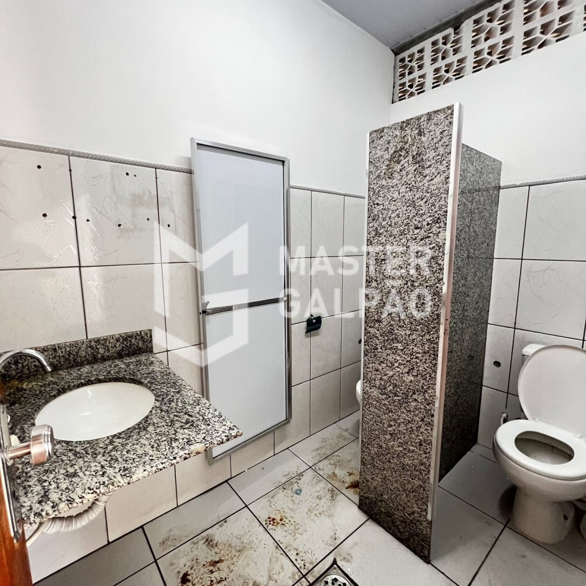 Galpão de 1.300m² + 3.500m² de Pátio