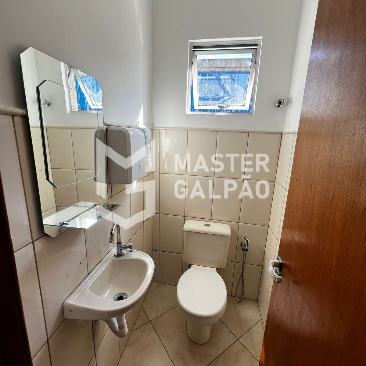 Galpão de 1.300m² + 3.500m² de Pátio