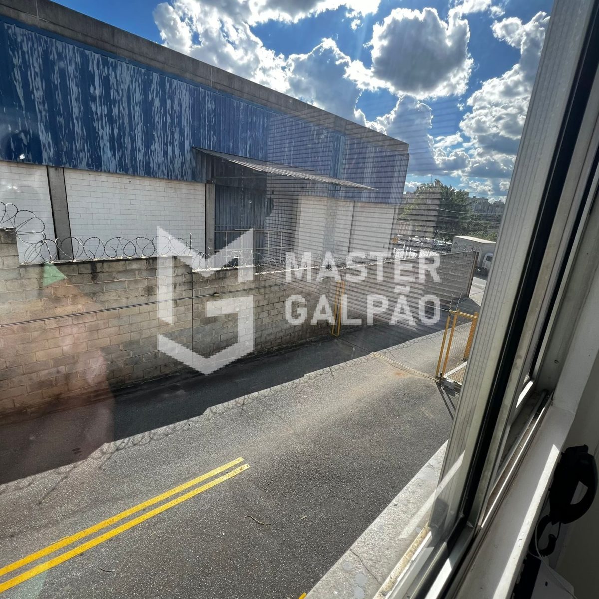 Galpão de 1.300m² + 3.500m² de Pátio