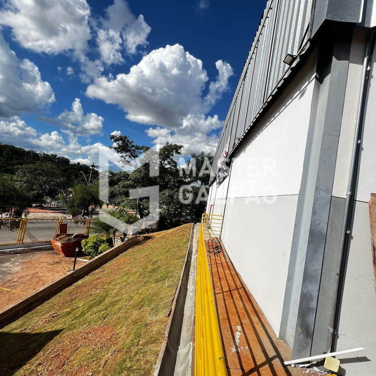 Galpão de 1.300m² + 3.500m² de Pátio
