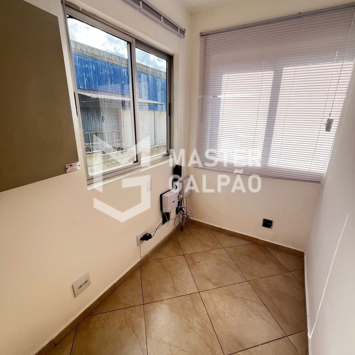 Galpão de 1.300m² + 3.500m² de Pátio