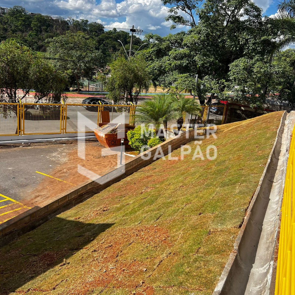 Galpão de 1.300m² + 3.500m² de Pátio
