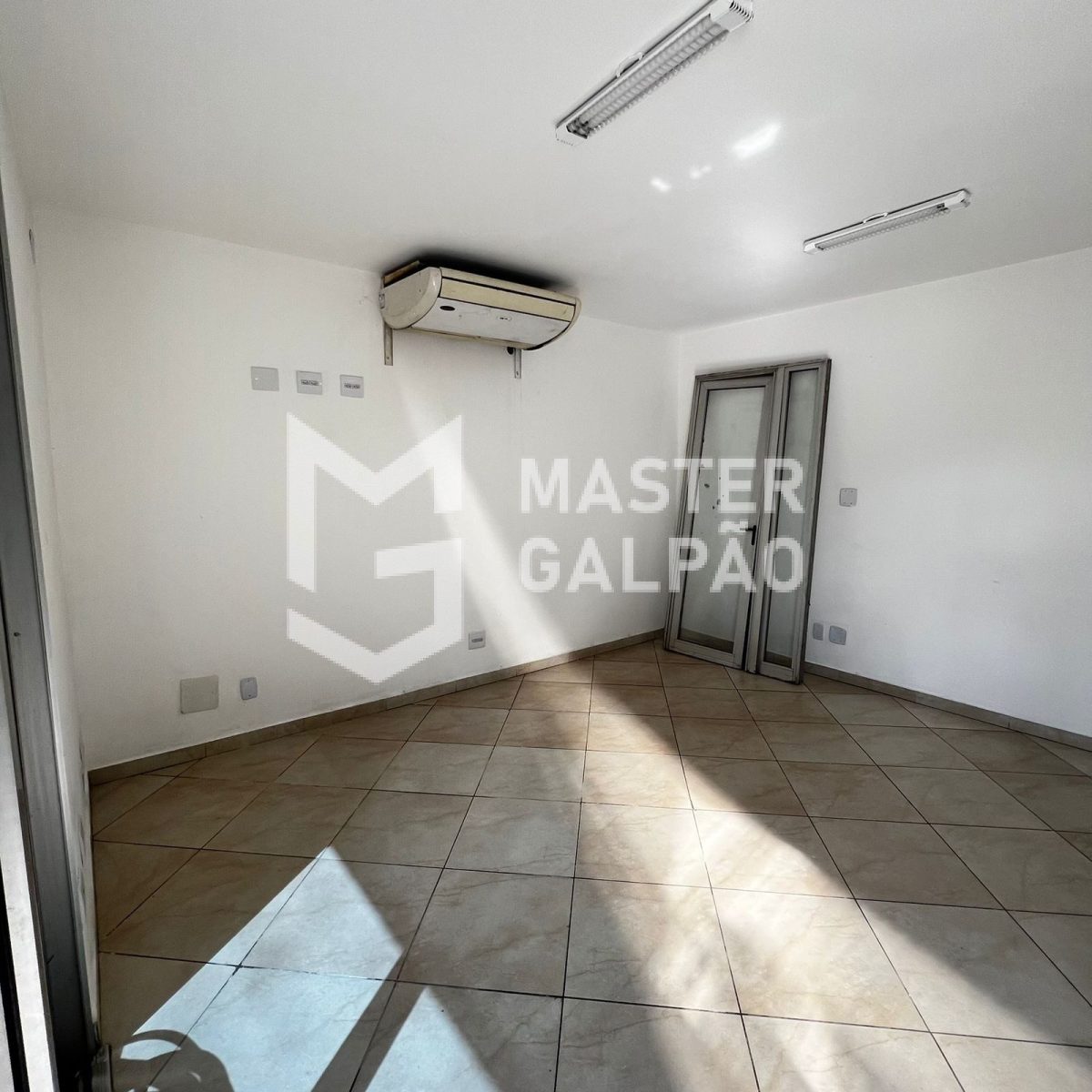 Galpão de 1.300m² + 3.500m² de Pátio