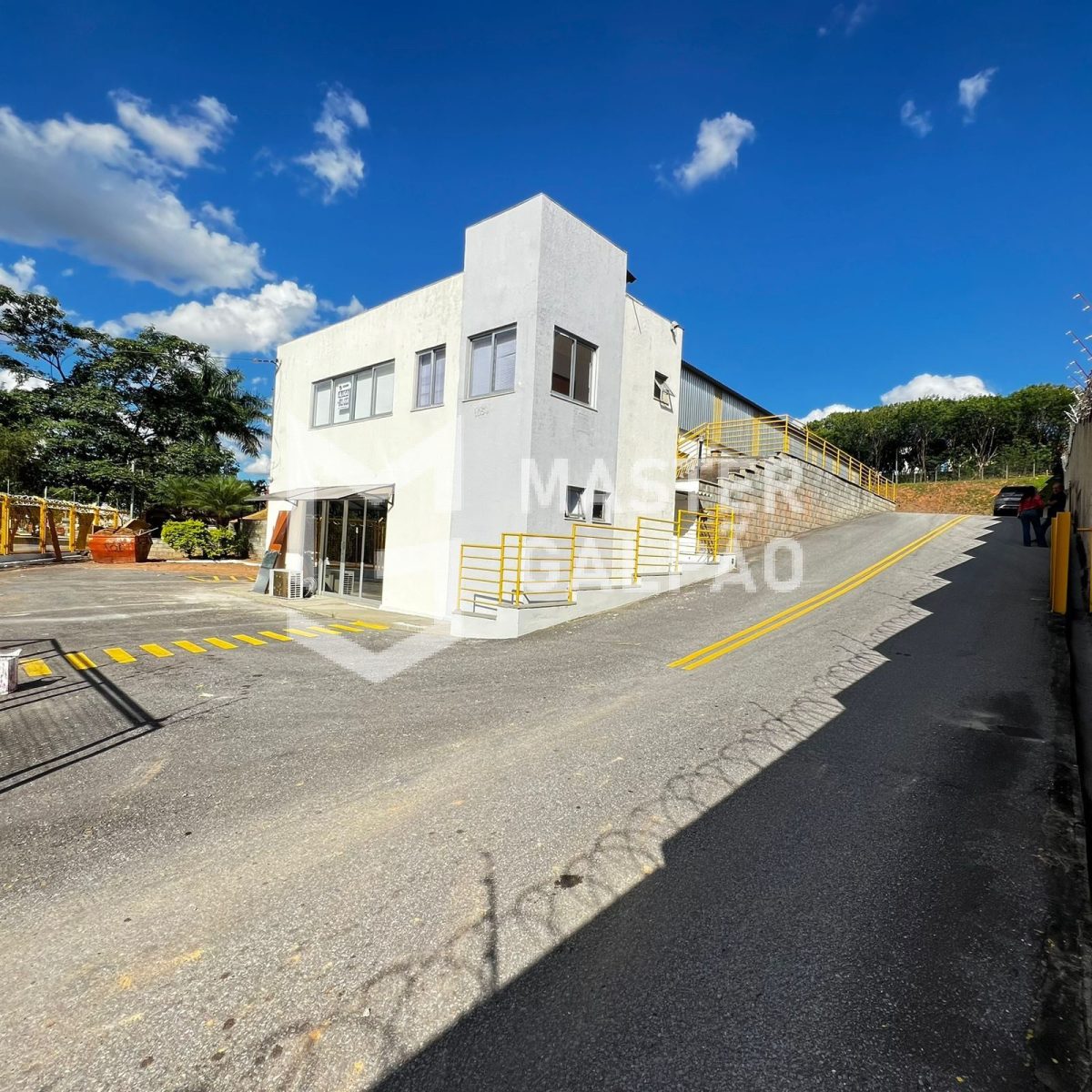 Galpão de 1.300m² + 3.500m² de Pátio