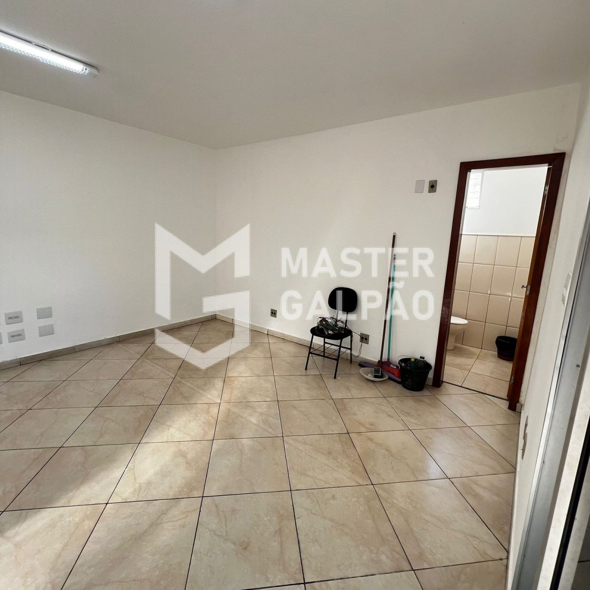 Galpão de 1.300m² + 3.500m² de Pátio
