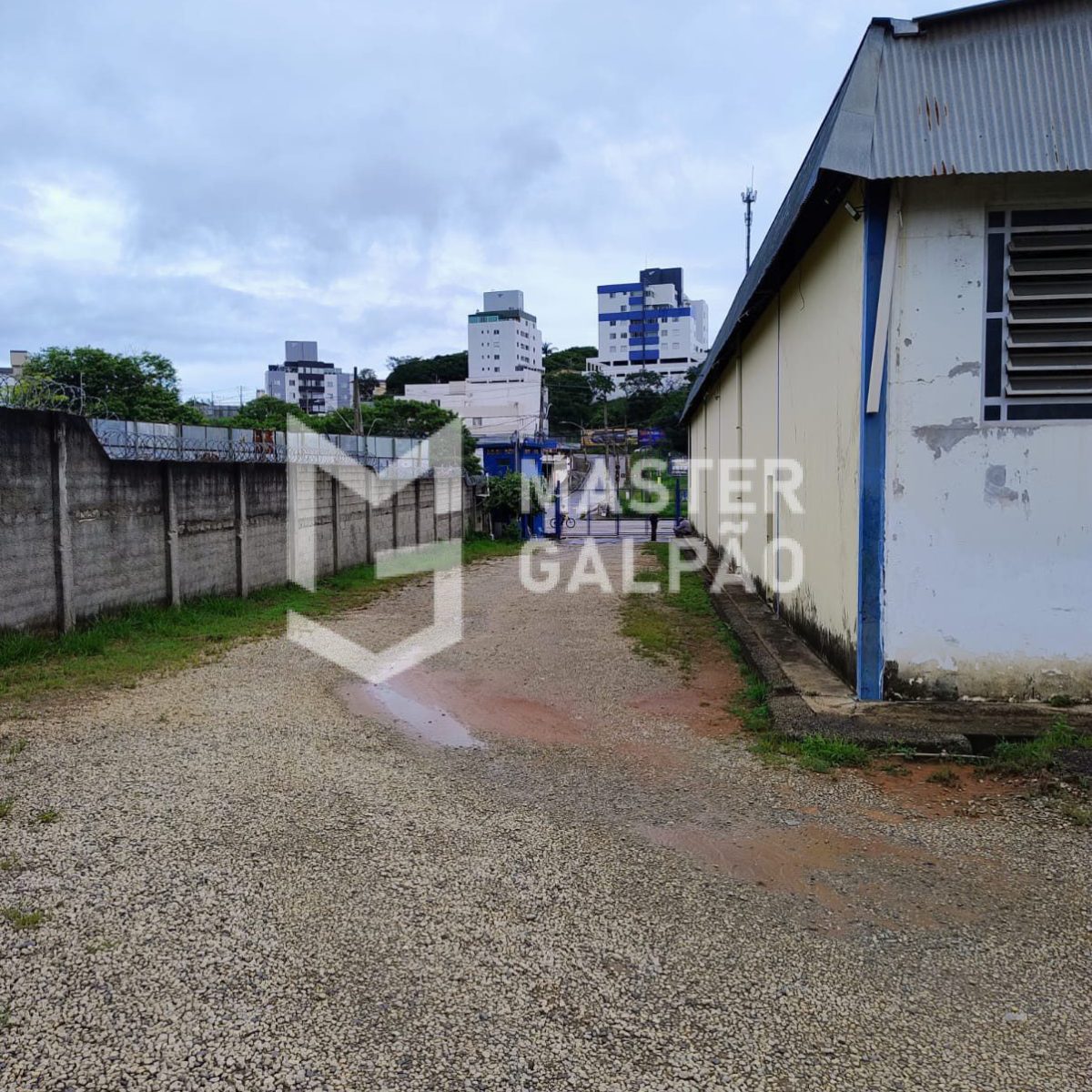 Galpão de 2.200m² + Pátio de 2.800m²