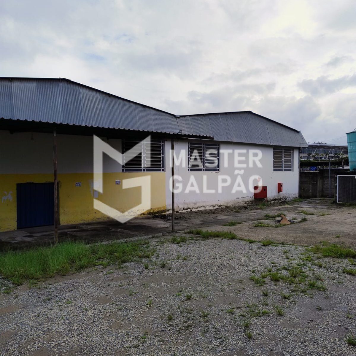Galpão de 2.200m² + Pátio de 2.800m²