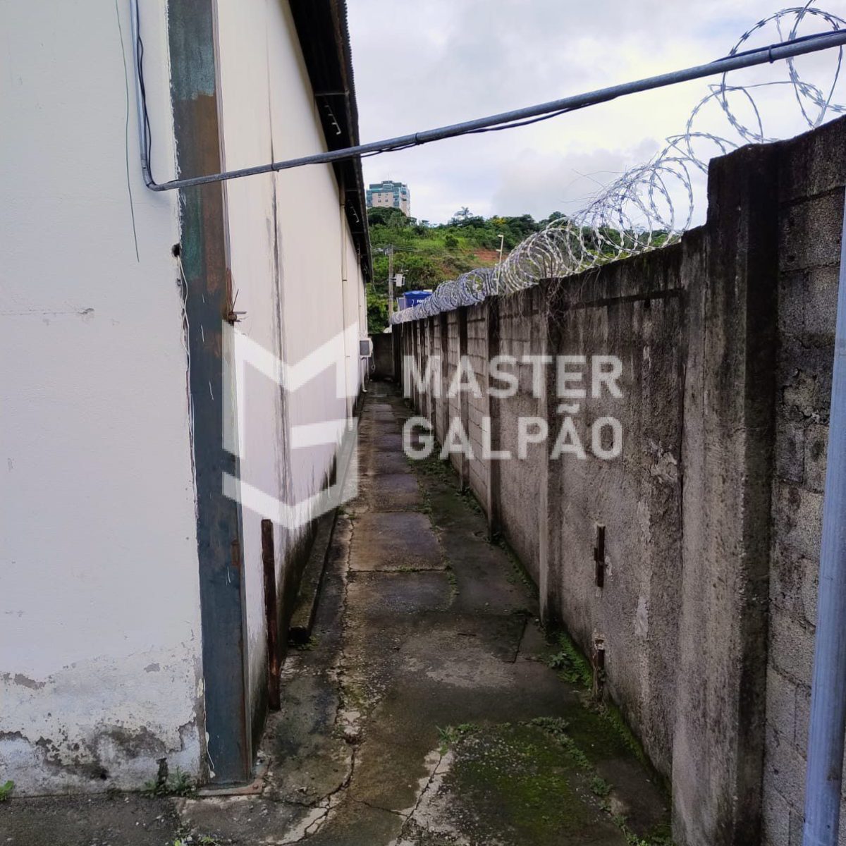 Galpão de 2.200m² + Pátio de 2.800m²