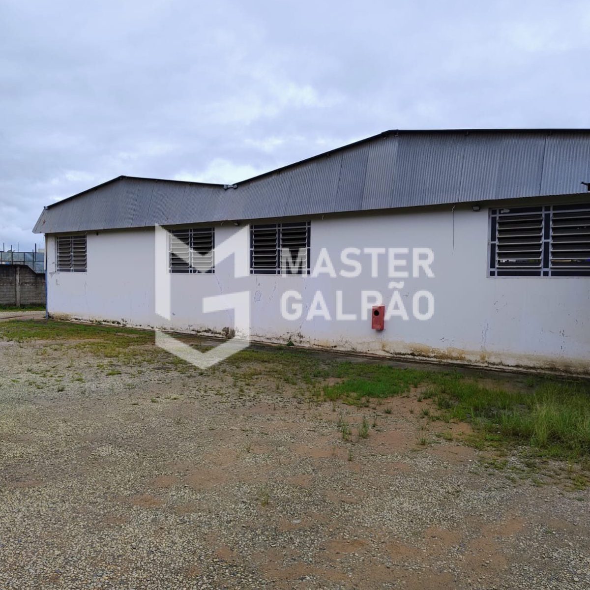 Galpão de 2.200m² + Pátio de 2.800m²