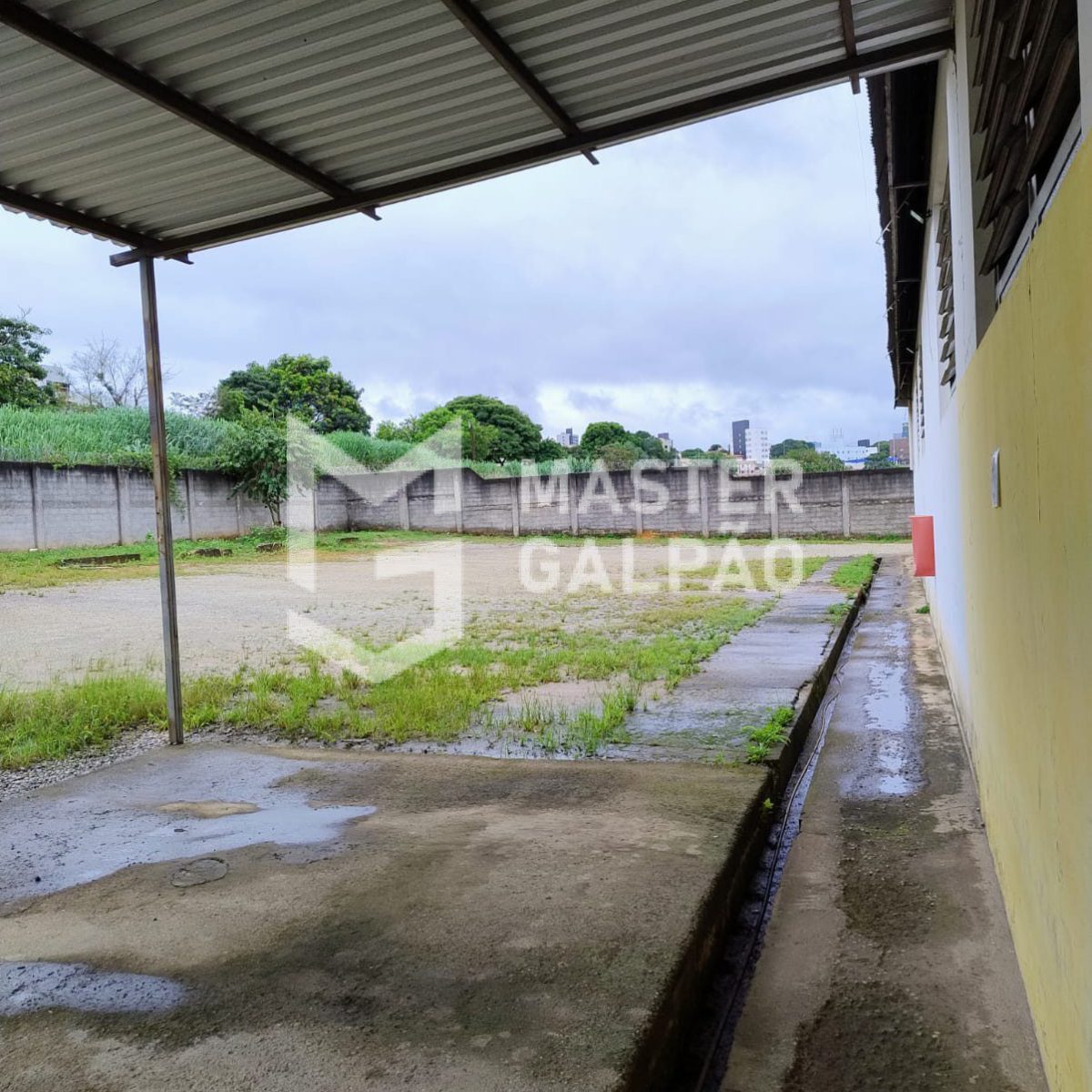 Galpão de 2.200m² + Pátio de 2.800m²