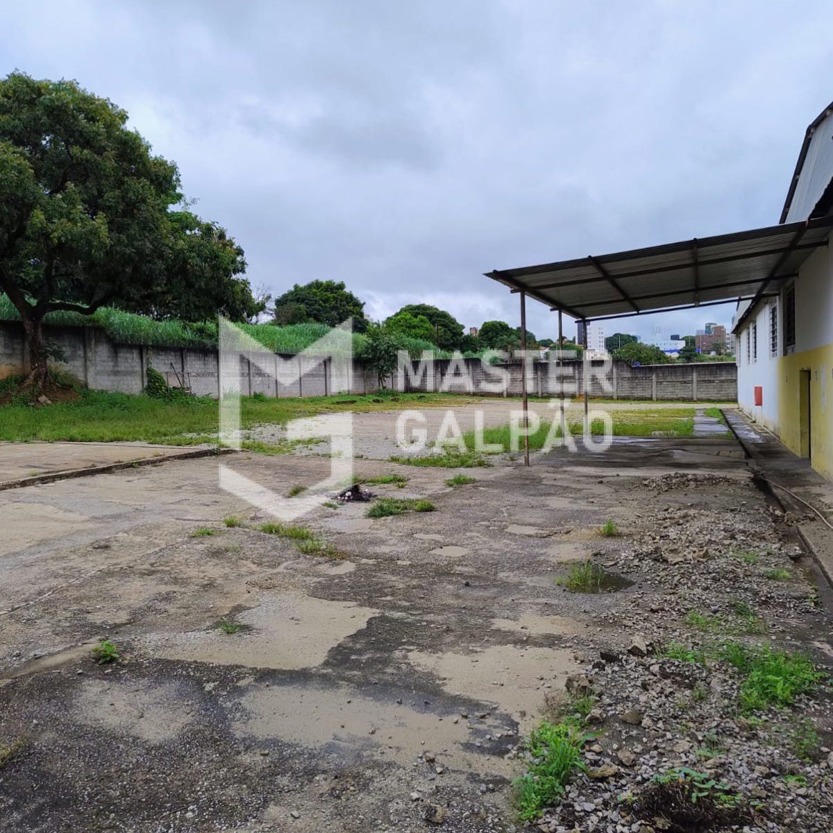 Galpão de 2.200m² + Pátio de 2.800m²