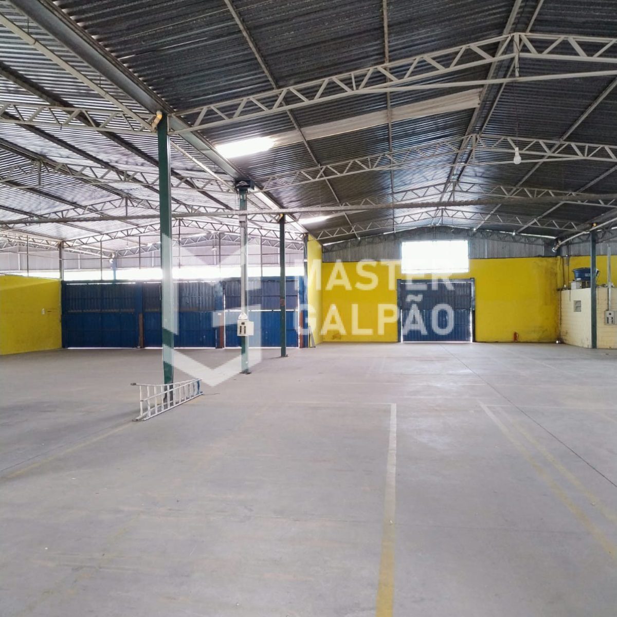 Galpão de 2.200m² + Pátio de 2.800m²