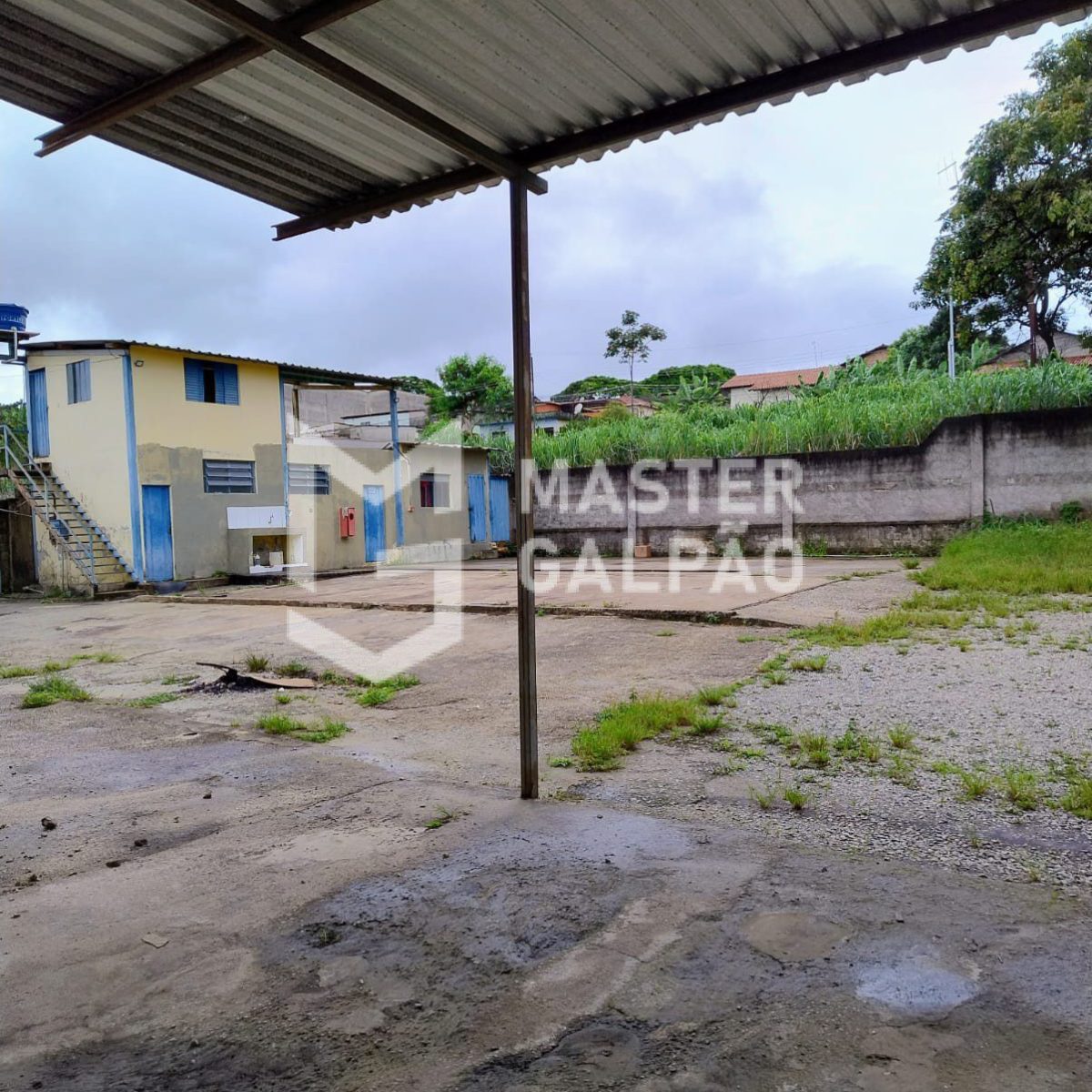 Galpão de 2.200m² + Pátio de 2.800m²