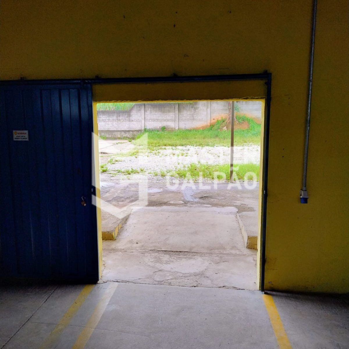 Galpão de 2.200m² + Pátio de 2.800m²
