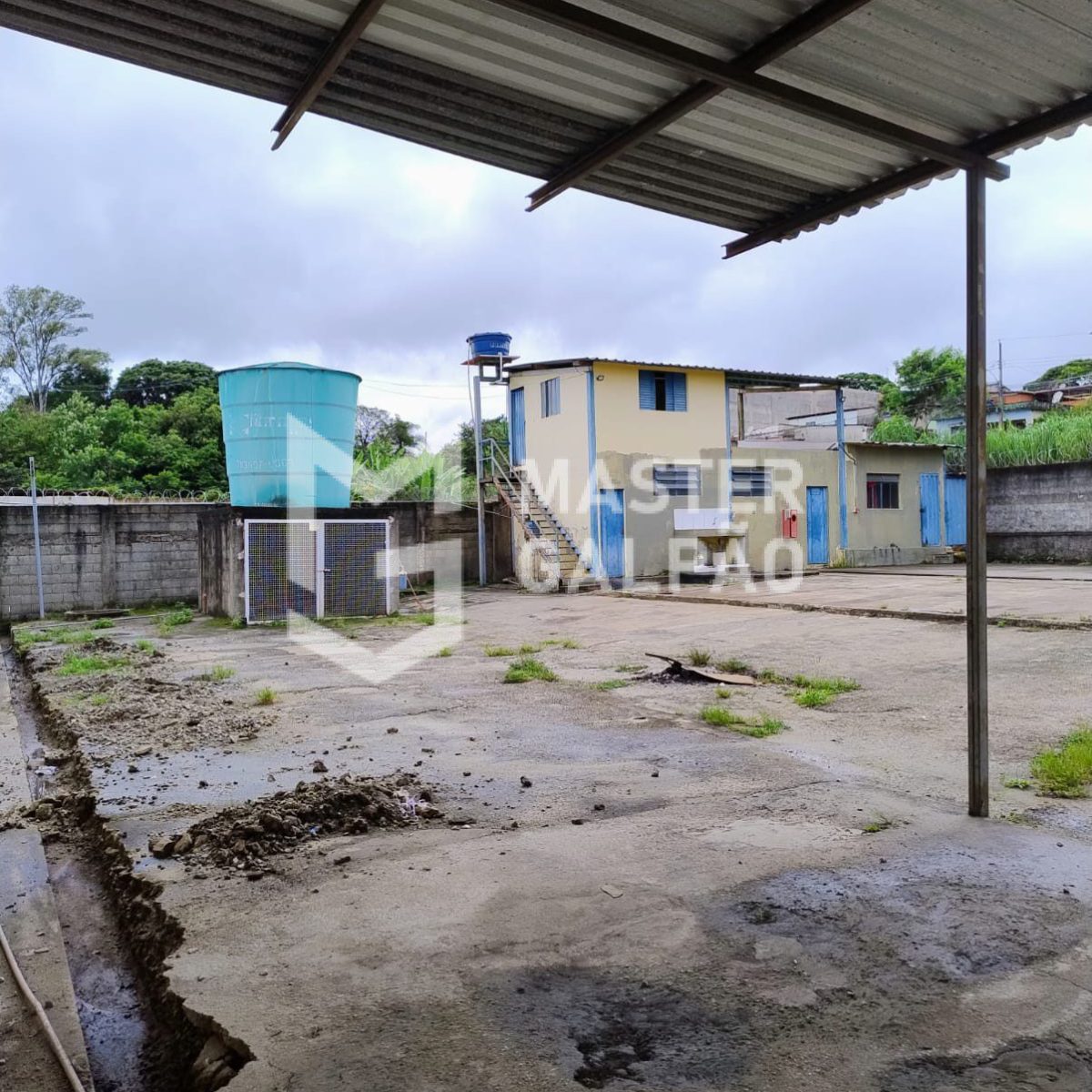 Galpão de 2.200m² + Pátio de 2.800m²