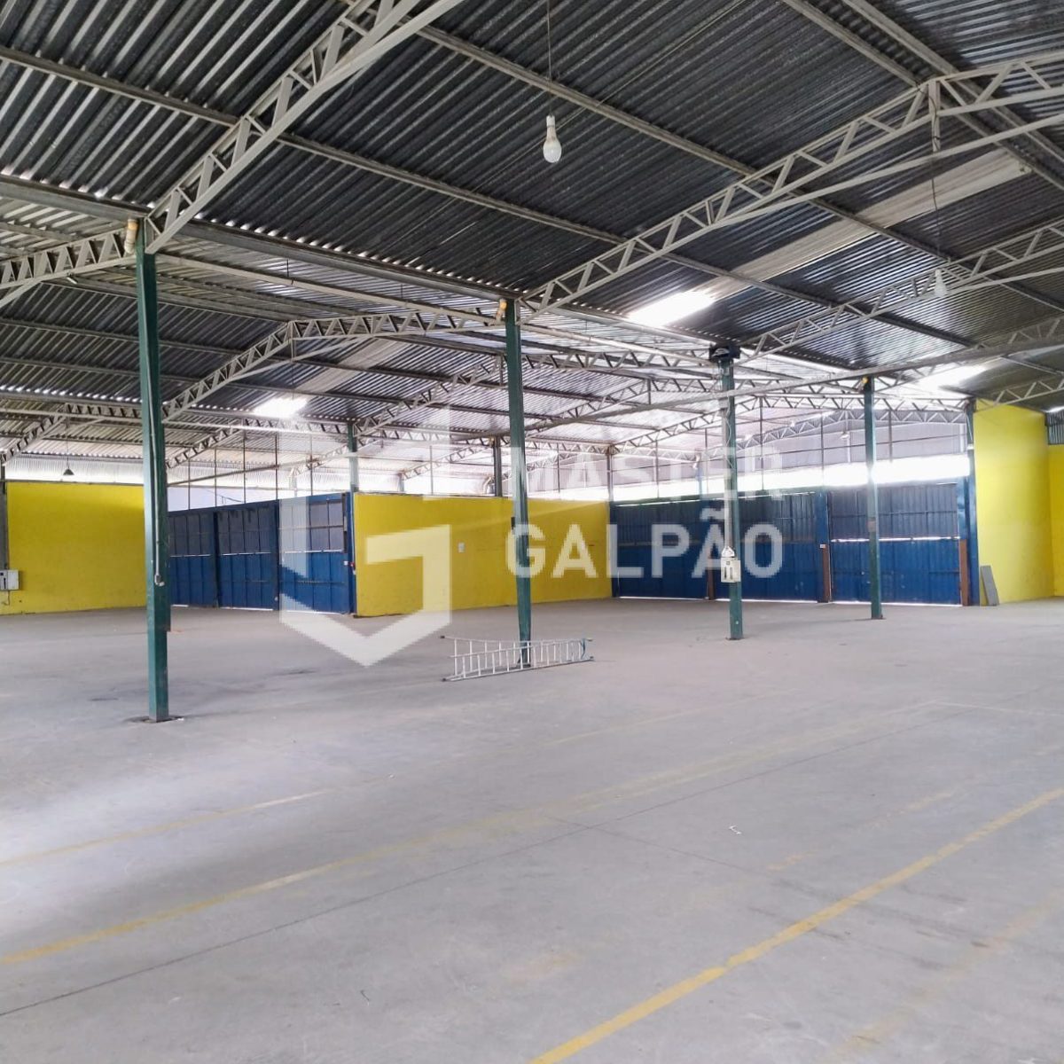Galpão de 2.200m² + Pátio de 2.800m²