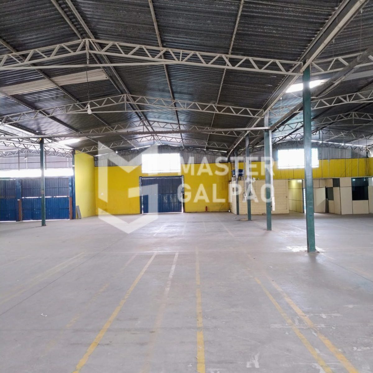 Galpão de 2.200m² + Pátio de 2.800m²