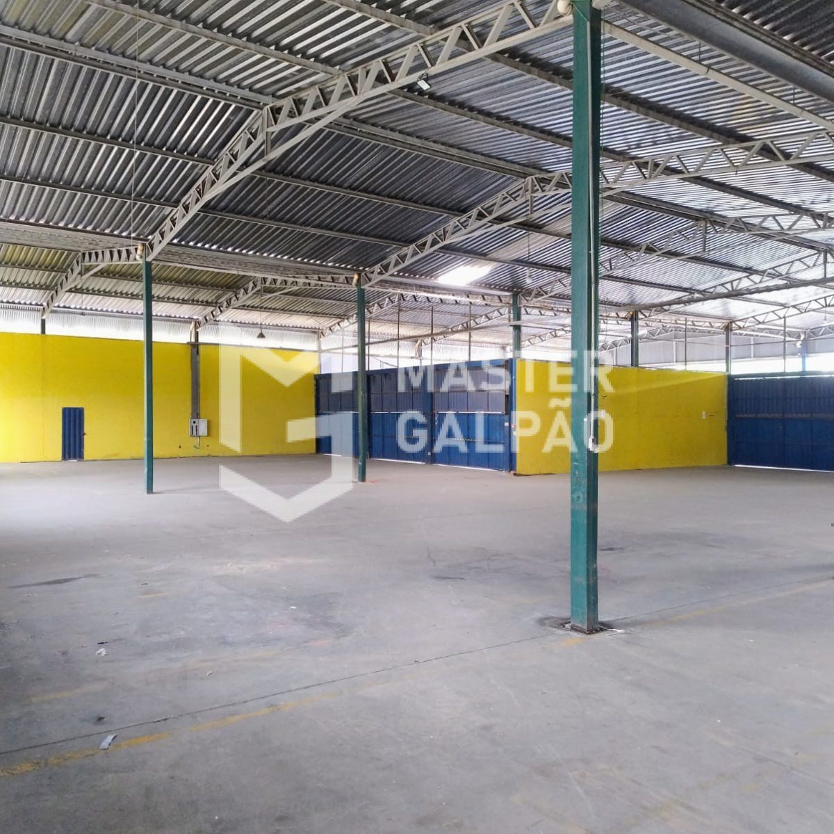 Galpão de 2.200m² + Pátio de 2.800m²