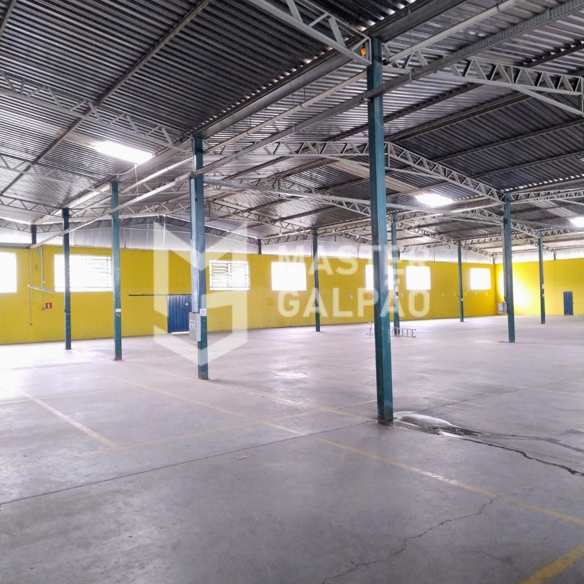 Galpão de 2.200m² + Pátio de 2.800m²