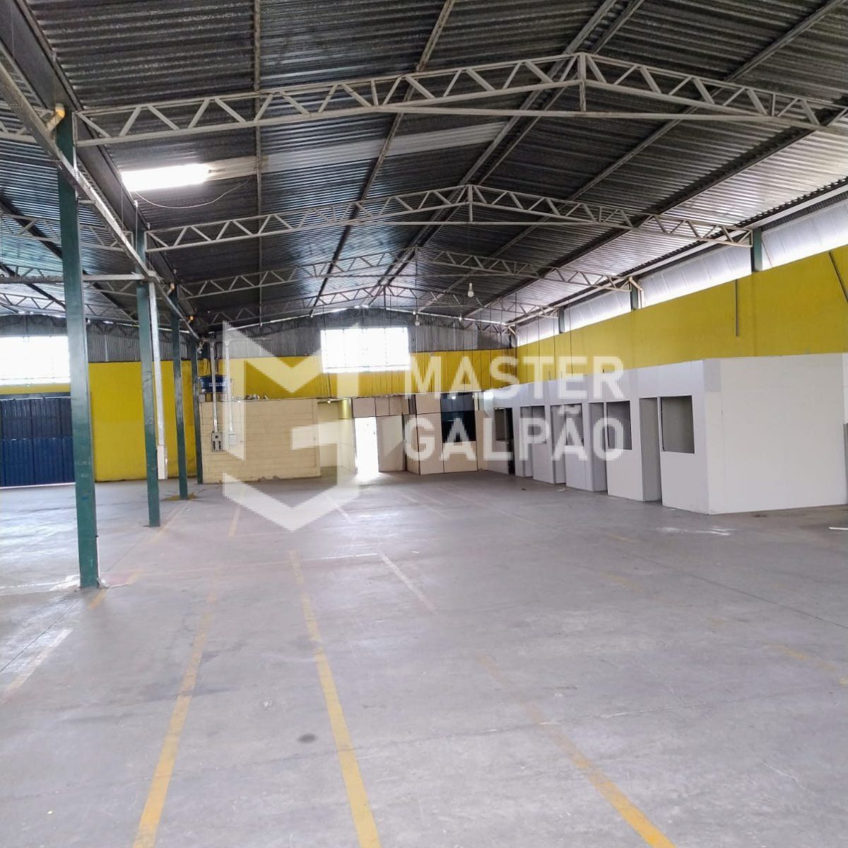 Galpão de 2.200m² + Pátio de 2.800m²