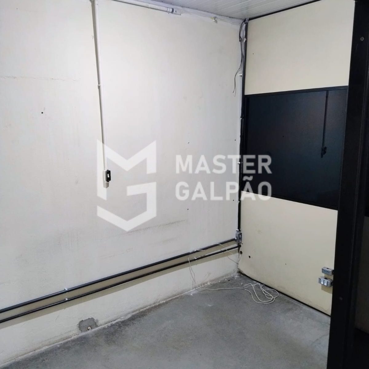 Galpão de 2.200m² + Pátio de 2.800m²