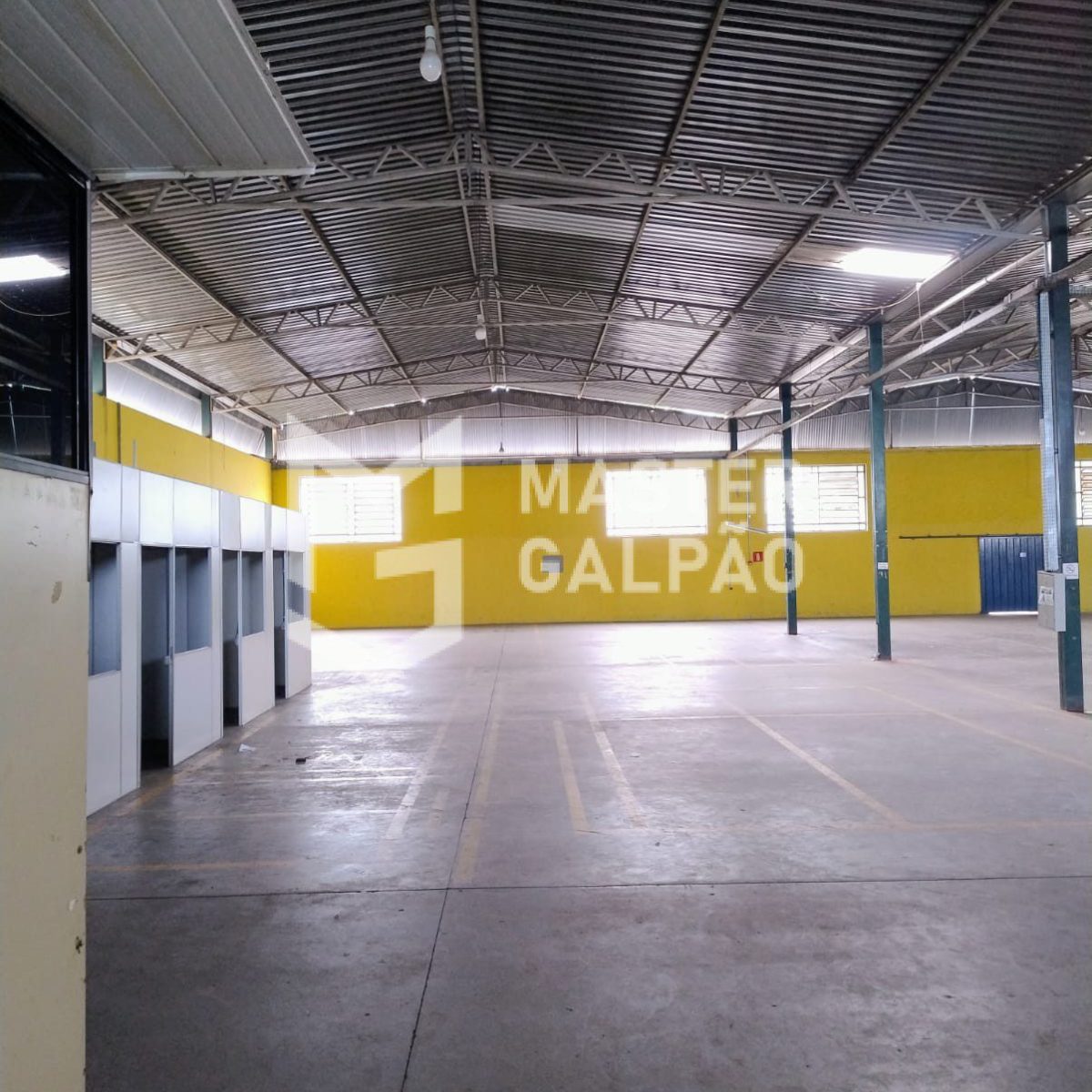 Galpão de 2.200m² + Pátio de 2.800m²