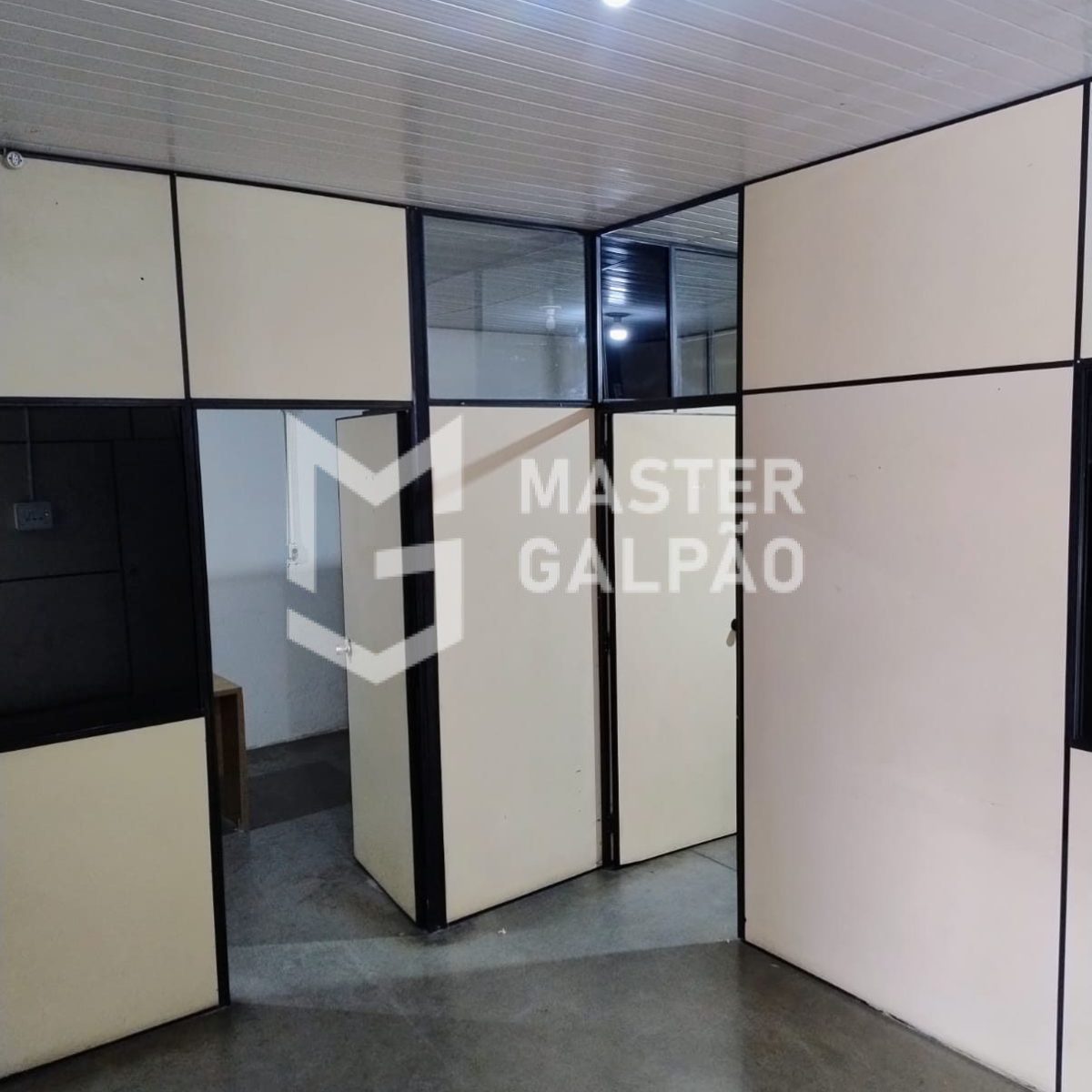 Galpão de 2.200m² + Pátio de 2.800m²