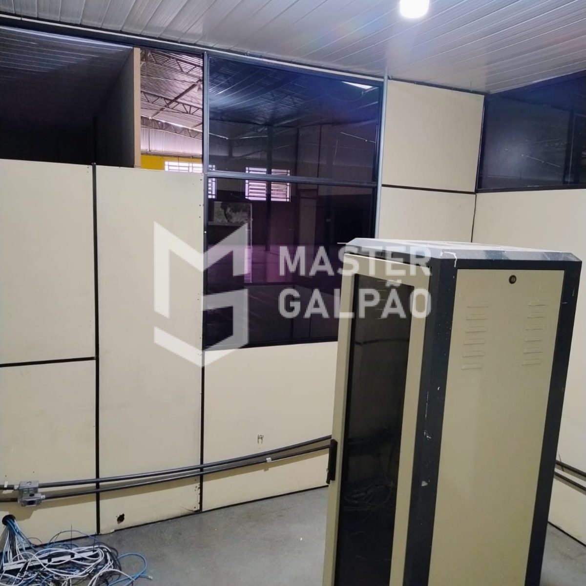 Galpão de 2.200m² + Pátio de 2.800m²