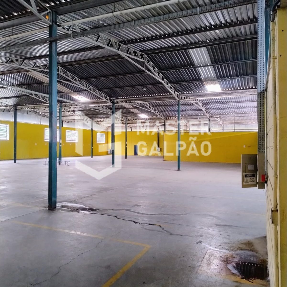 Galpão de 2.200m² + Pátio de 2.800m²